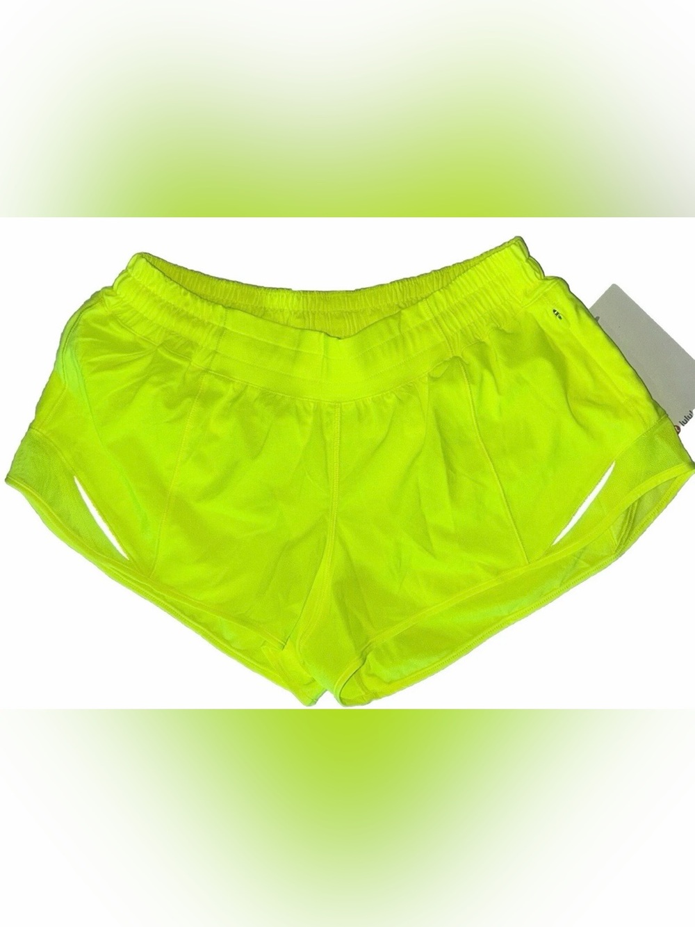 NWT LULULEMON SIZE 8 HOTTY HOT LOW RISE 2.5”L SHORT AUTHENTIC HIGHLITER YELLOW